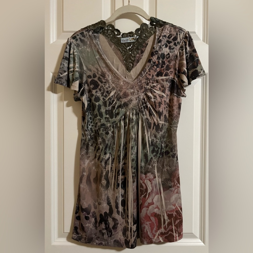 EUC Unity work wear fun print top with bling. Size PL